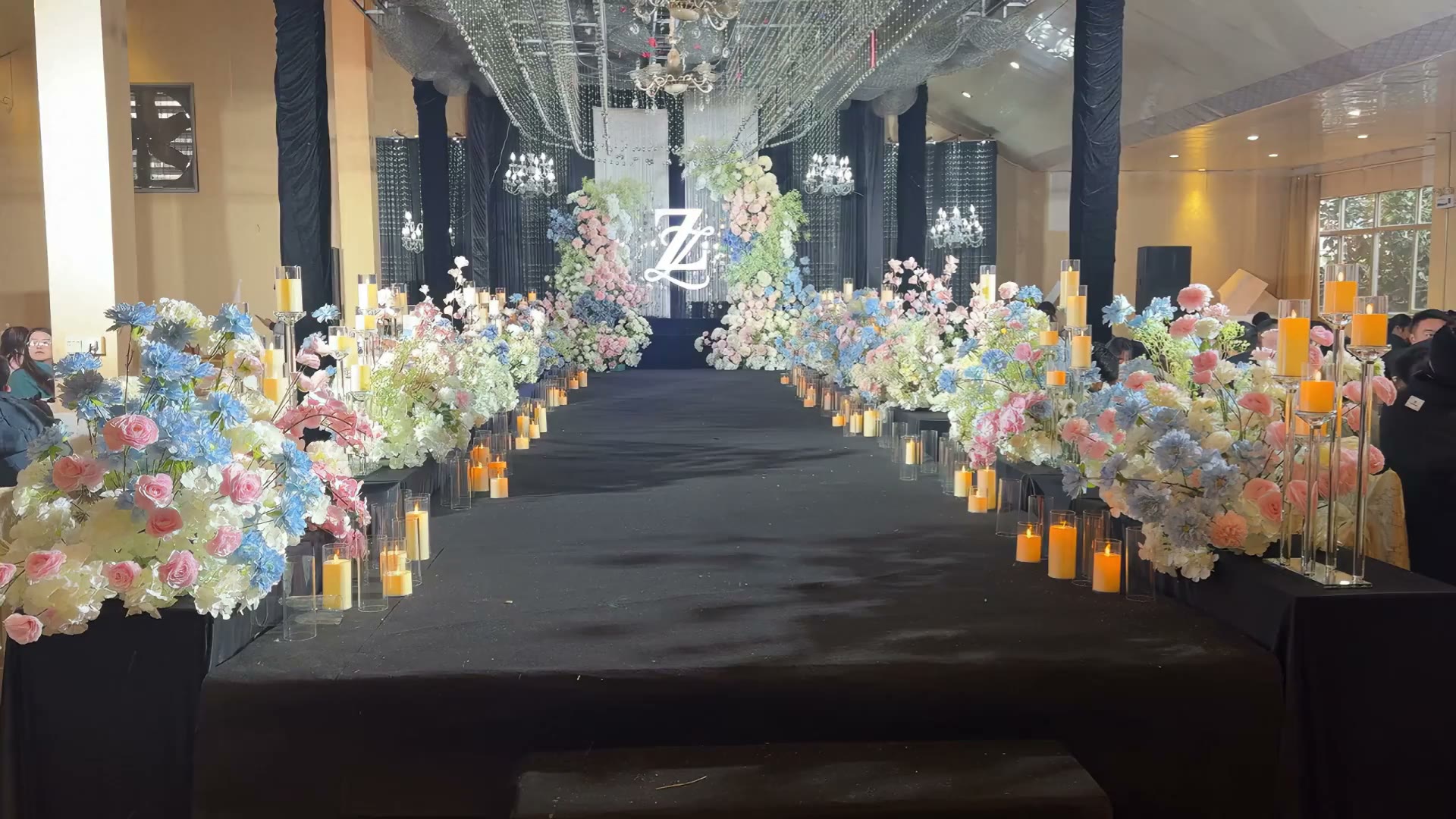 蓝粉色韩式清新水晶线帘婚礼