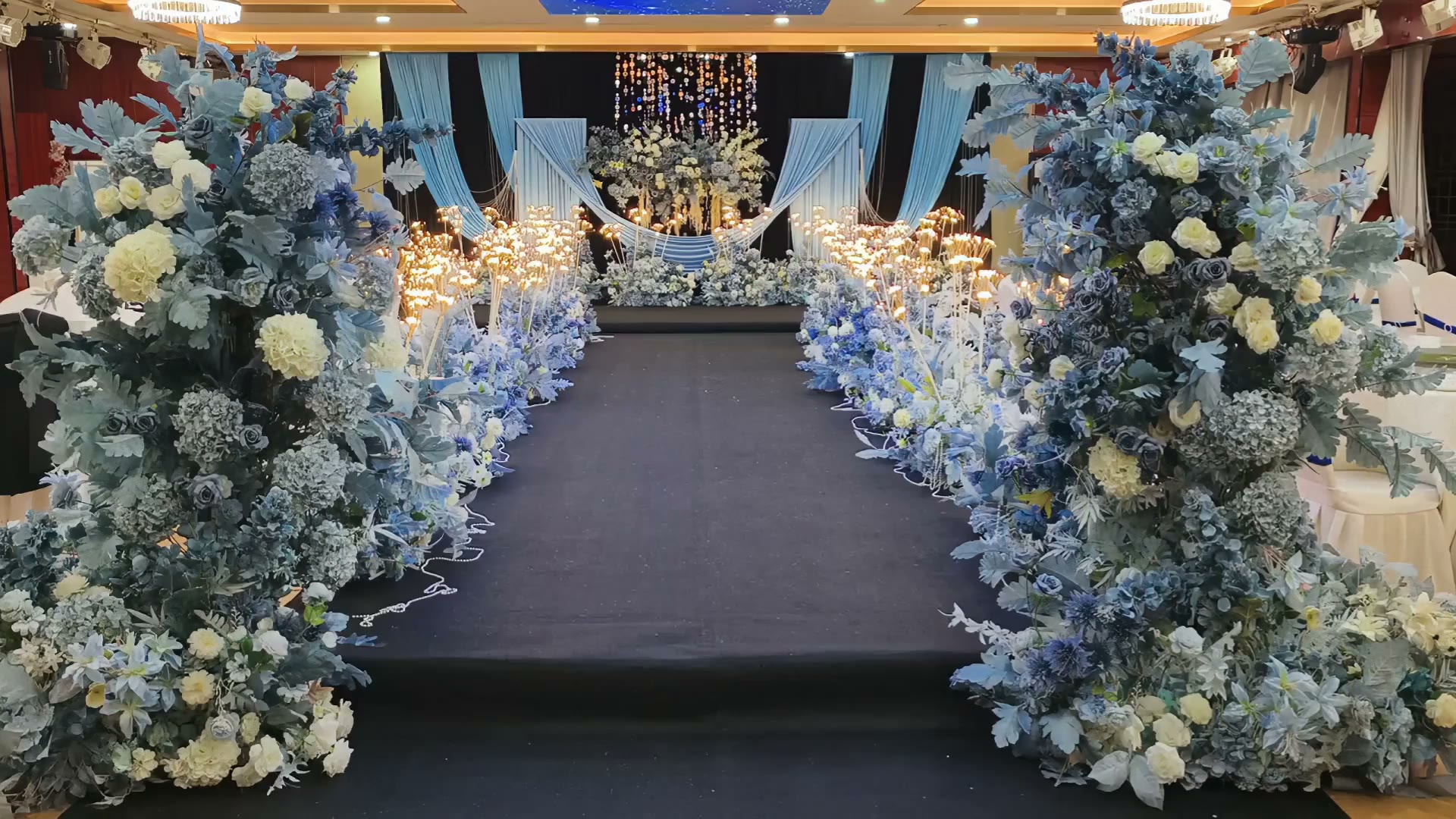 蓝白渐变色布幔婚礼