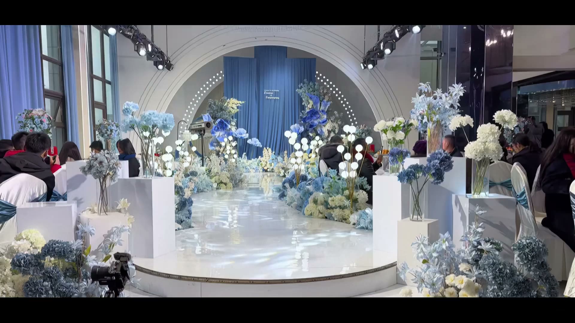 蓝白色小预算布幔婚礼