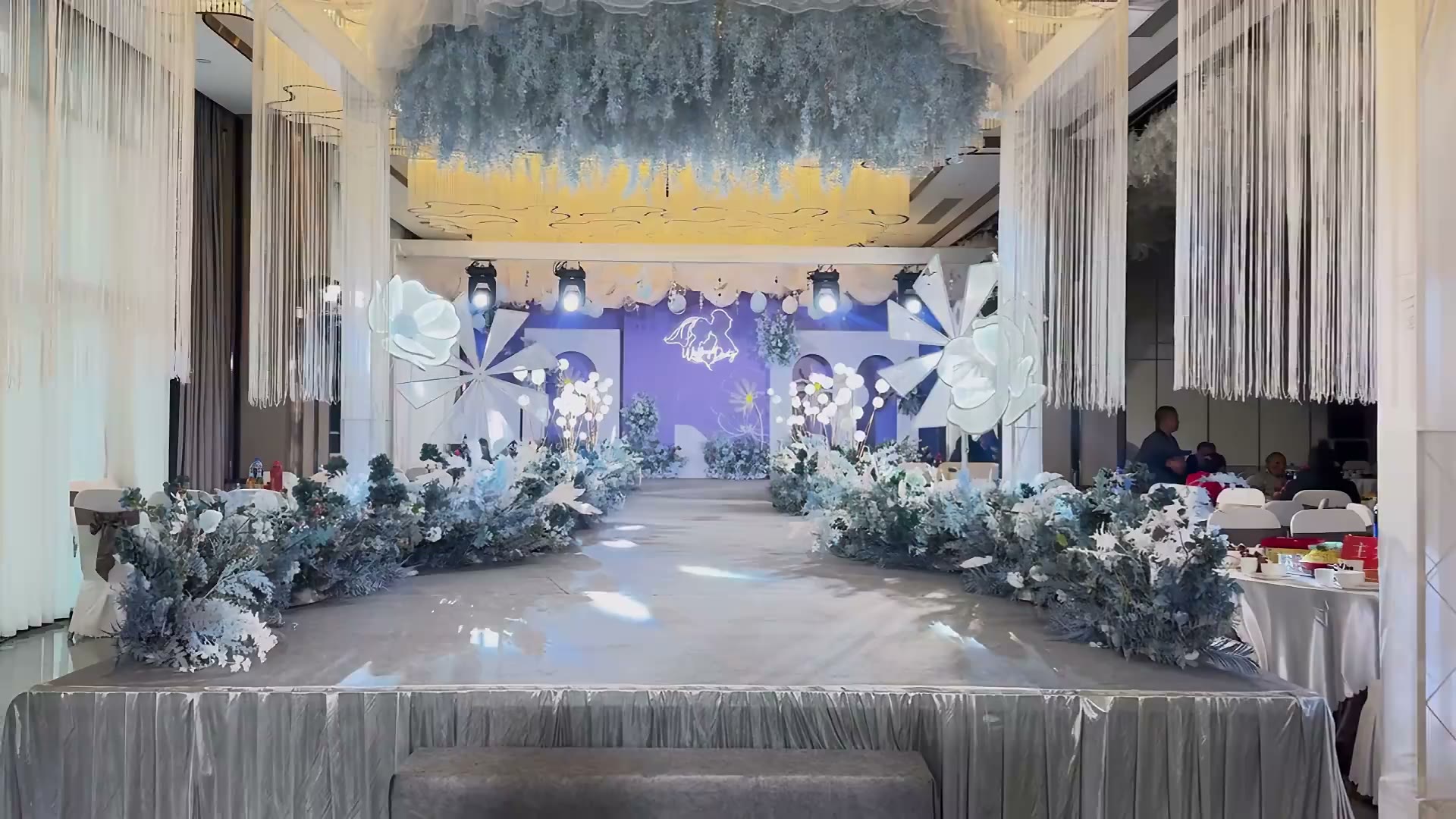 蓝白色简约清新婚礼