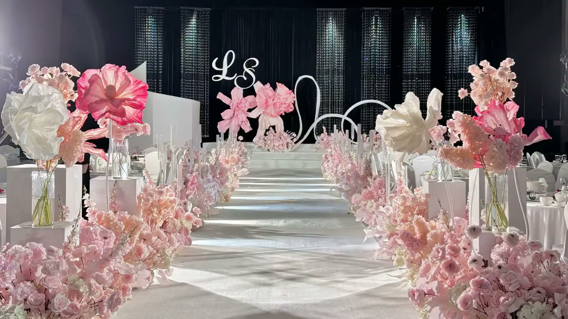 白粉纸花水晶线帘韩式婚礼