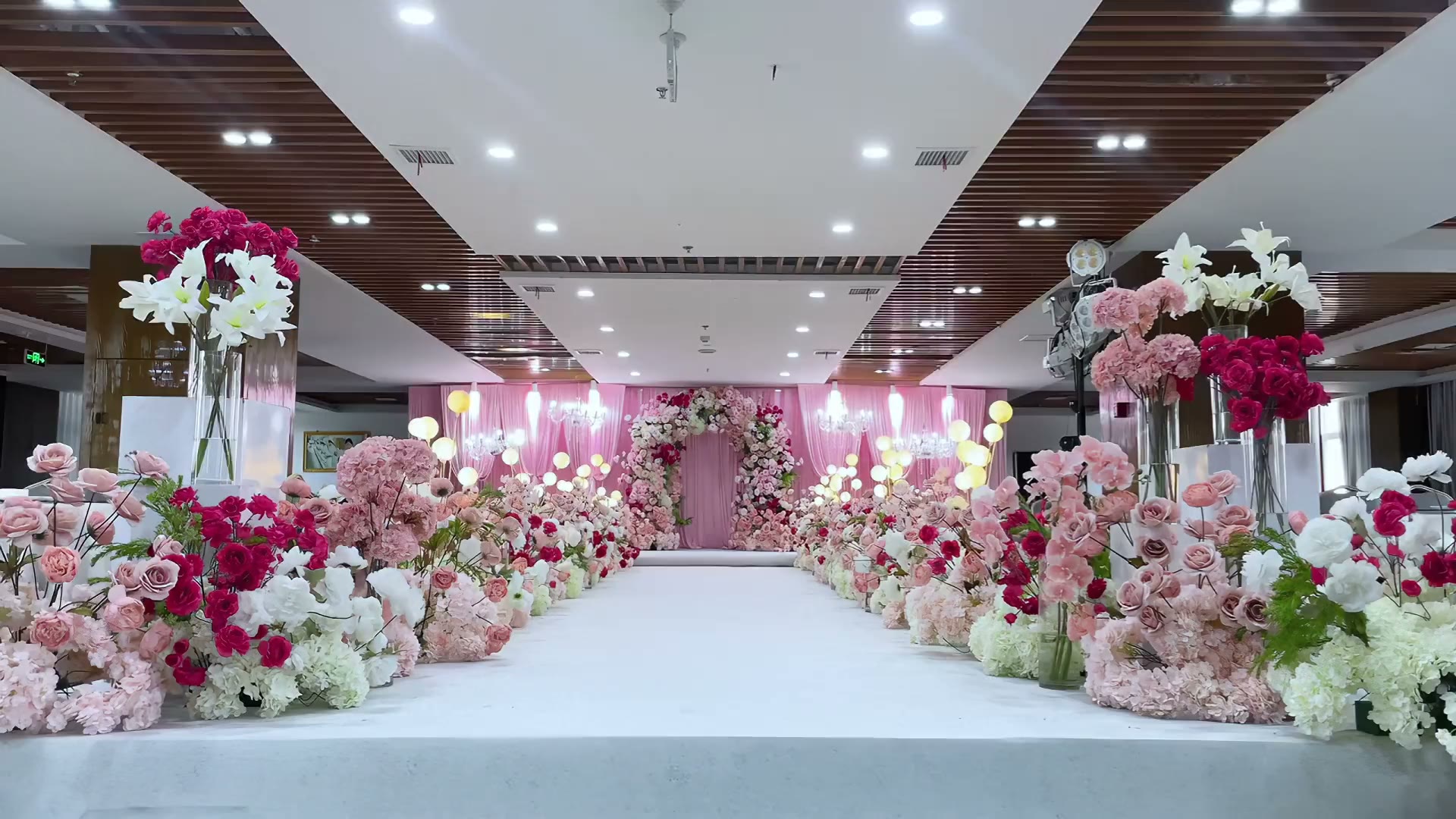 粉色布幔简约婚礼