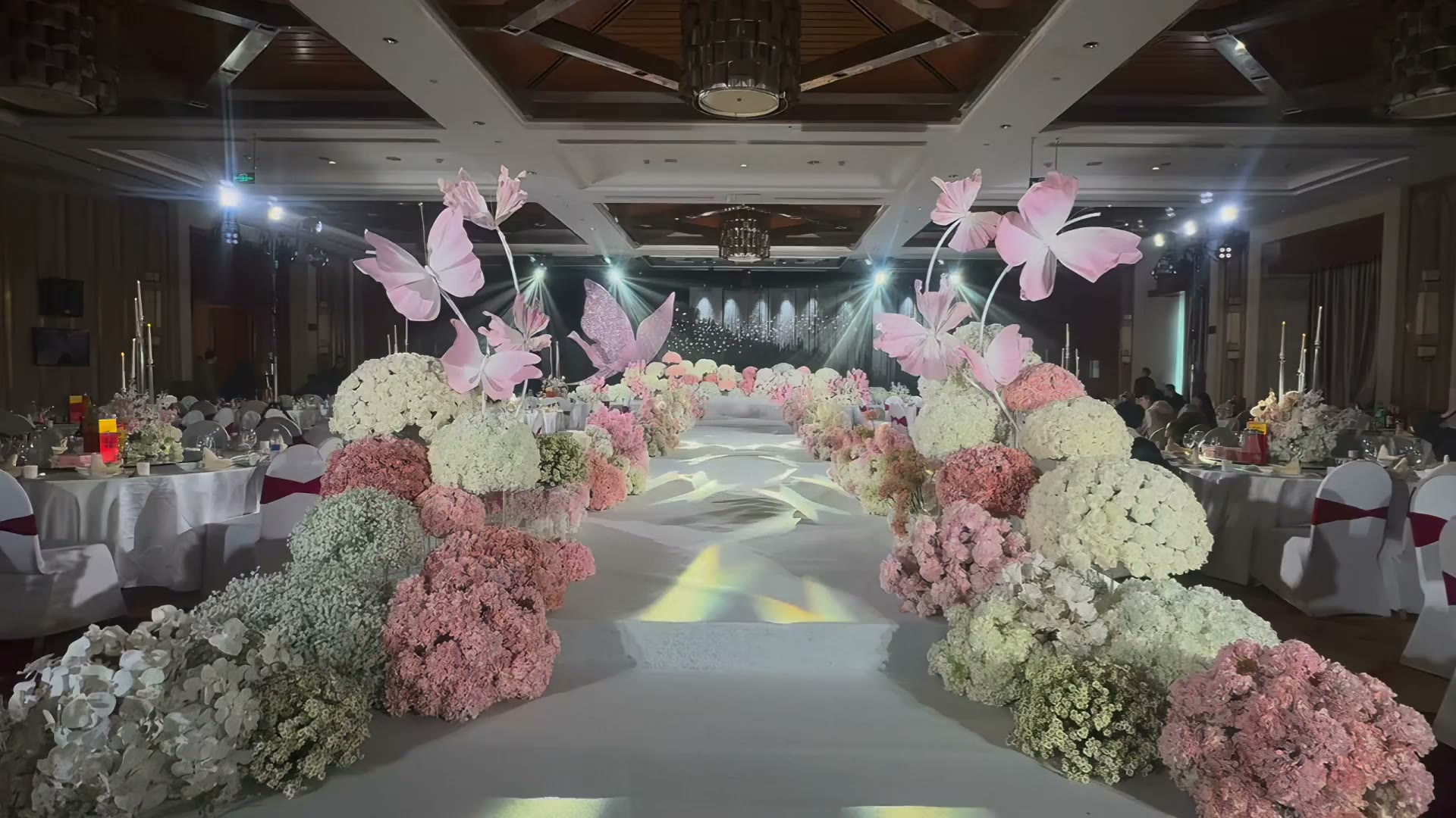 白粉绣球满天星蝴蝶婚礼