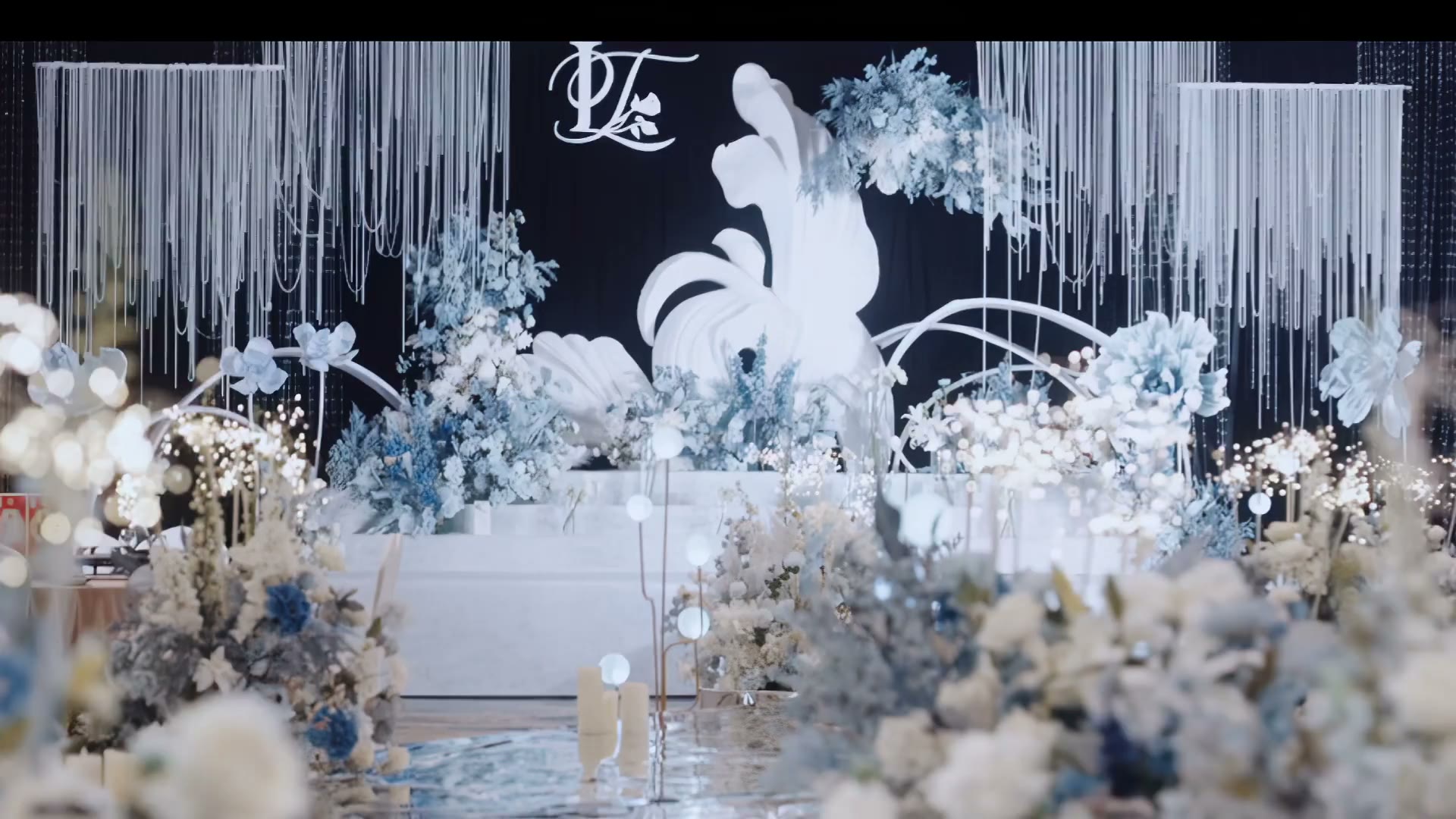 蓝白色纸花水晶珠帘婚礼