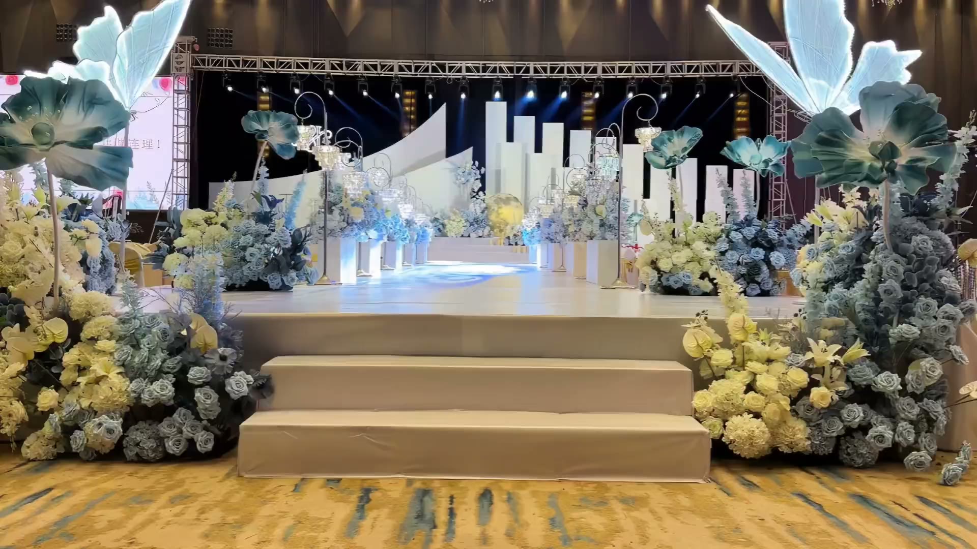 蓝白色简约圆月婚礼