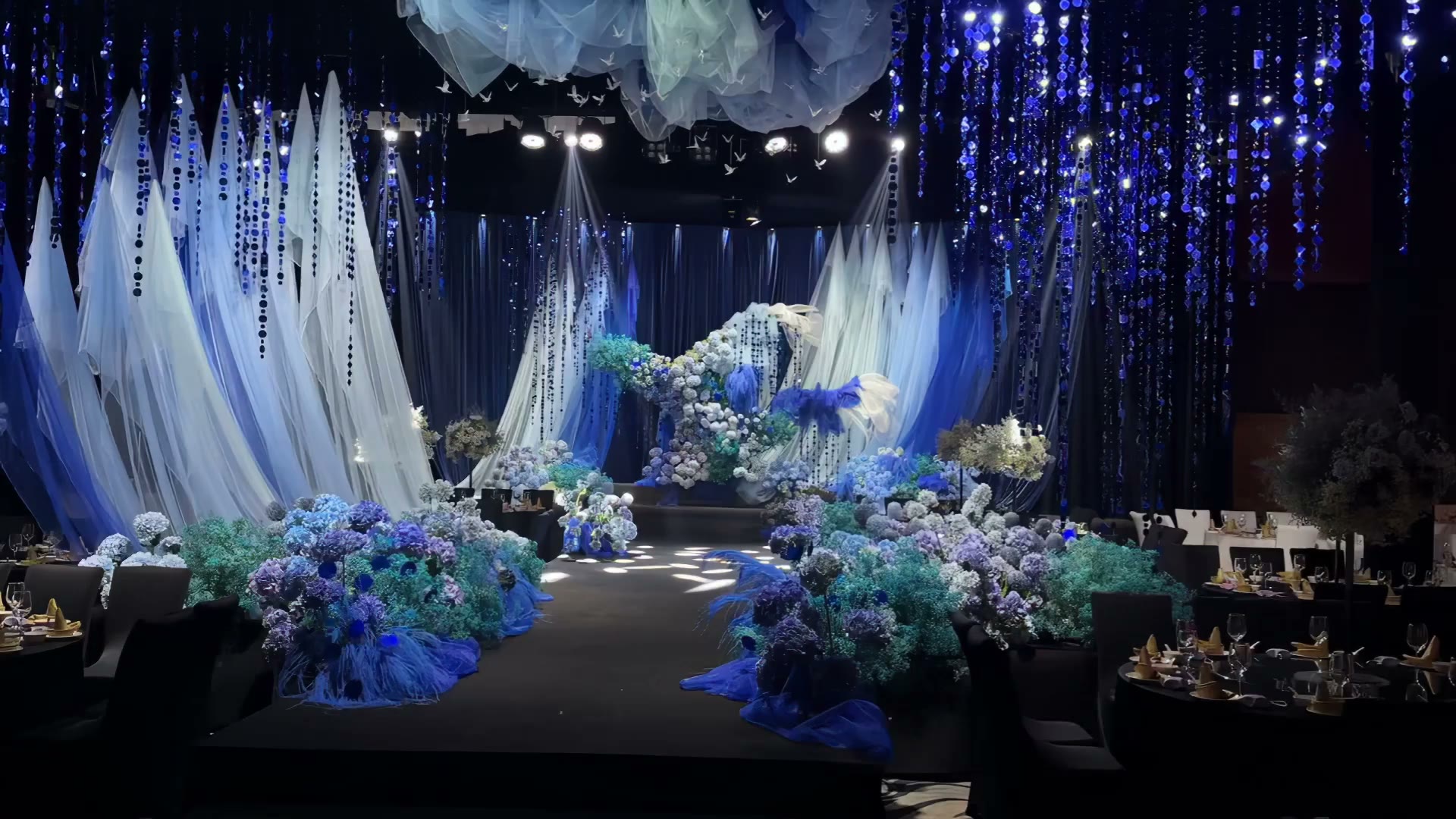蓝白色雪纺纱亮片小众婚礼
