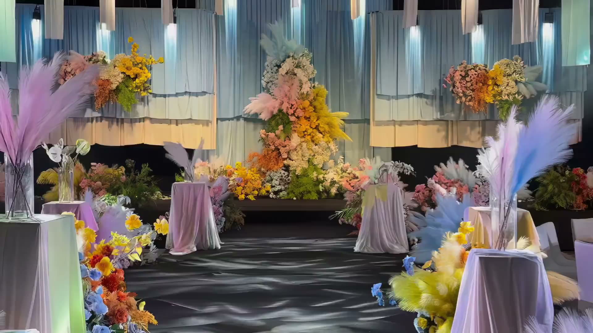 色彩缤纷多巴胺梦幻布幔婚礼