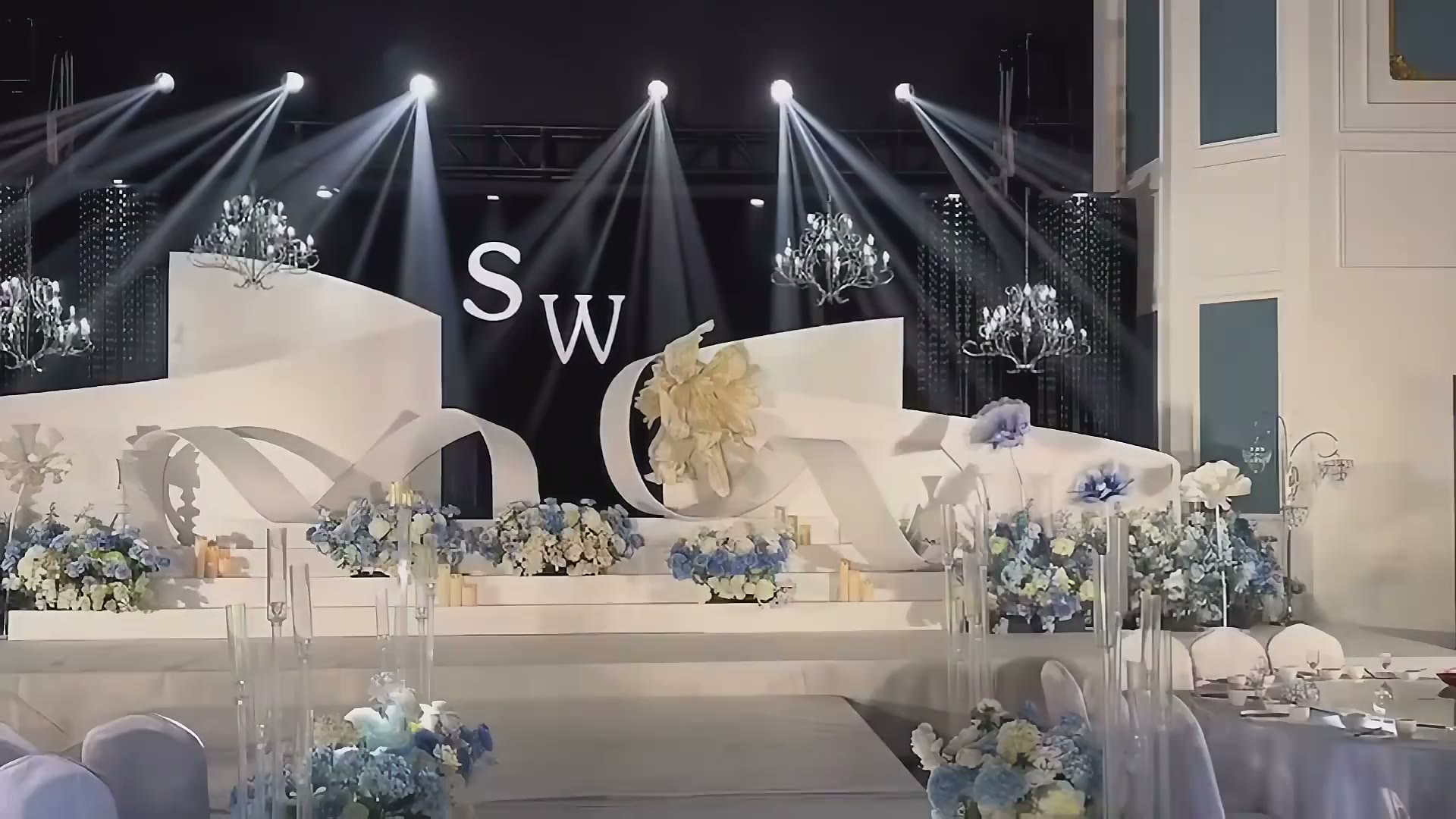 纯净白蓝色弧形背景婚礼