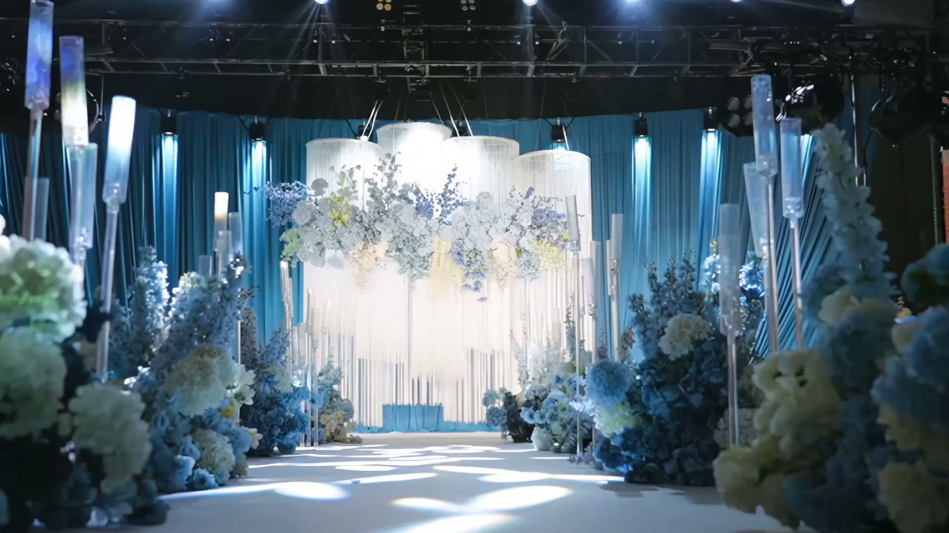 蓝白色线帘布幔小众婚礼