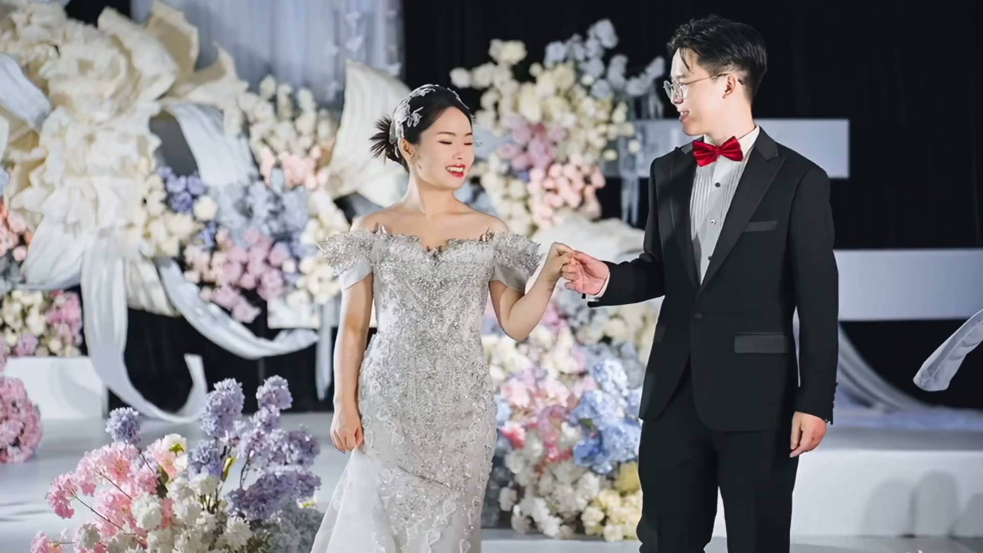 蓝粉色甜蜜纸艺线帘婚礼